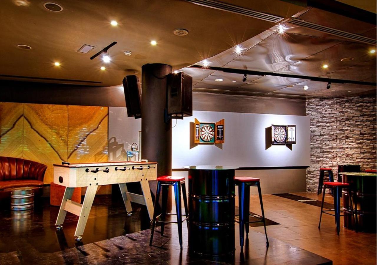 Al Ain Rotana Otel Dış mekan fotoğraf The Sports Bar