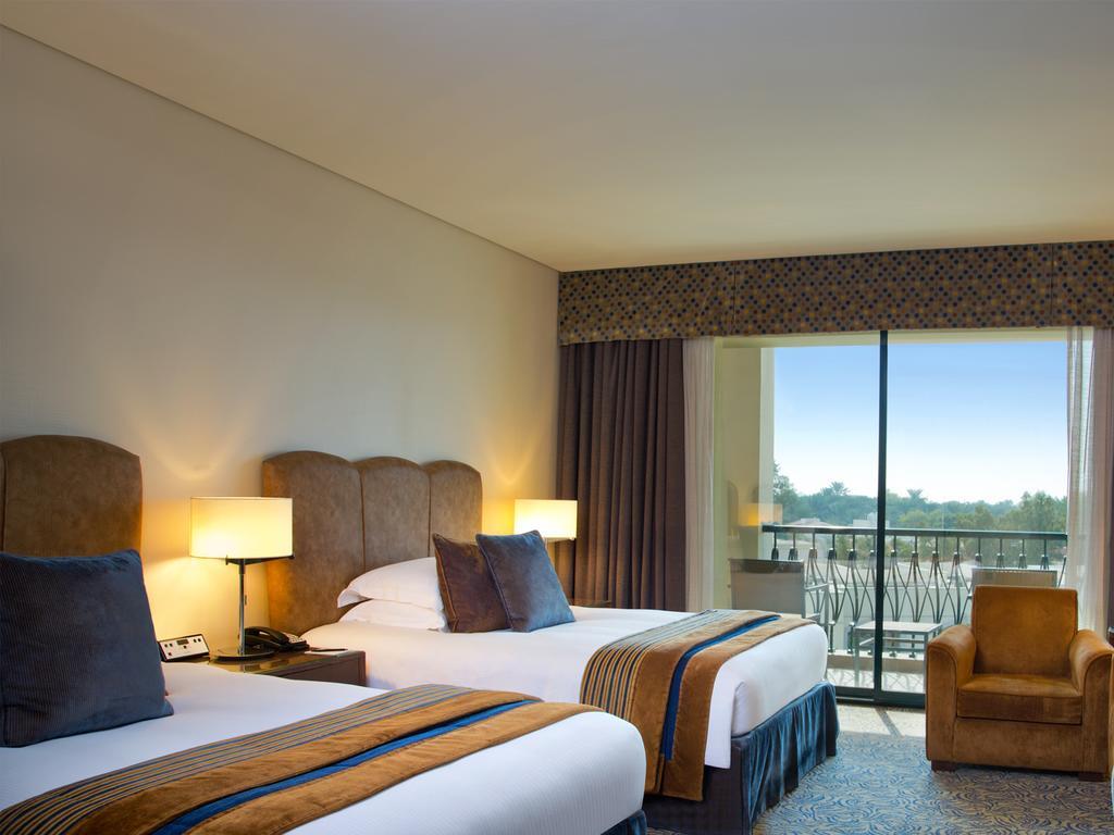Al Ain Rotana Otel Dış mekan fotoğraf A room at the Hilton Alexandria