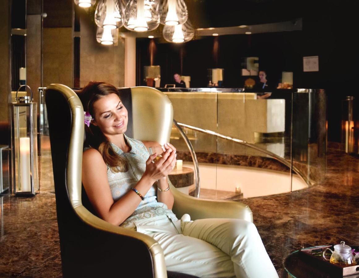 Al Ain Rotana Otel Dış mekan fotoğraf A woman in a hotel lobby