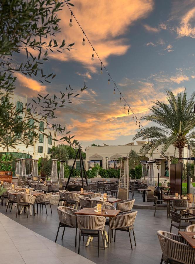 Al Ain Rotana Otel Dış mekan fotoğraf The patio at the JW Marriott Scottsdale Camelback Resort and Spa