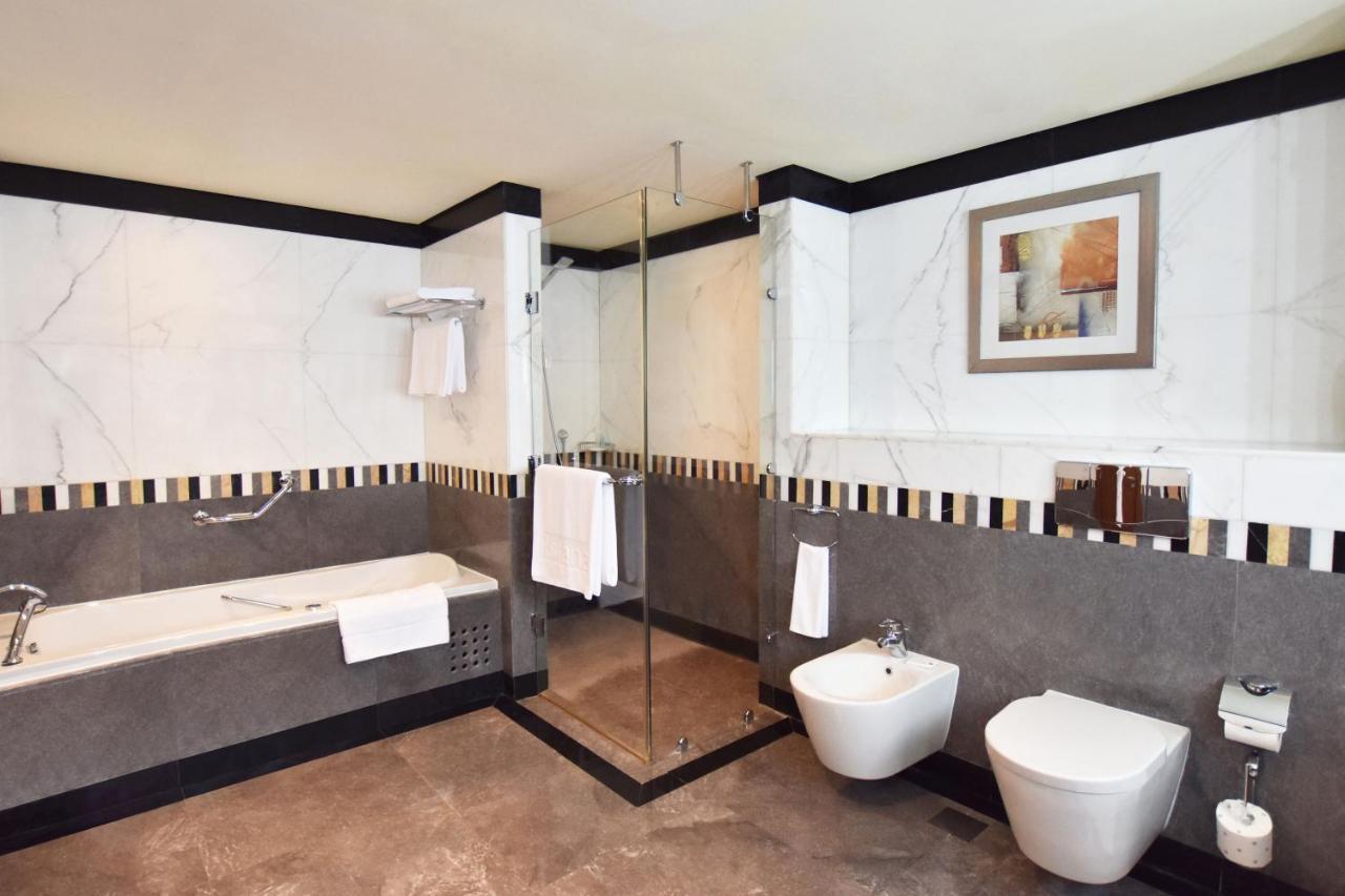 Al Ain Rotana Otel Dış mekan fotoğraf Bathroom