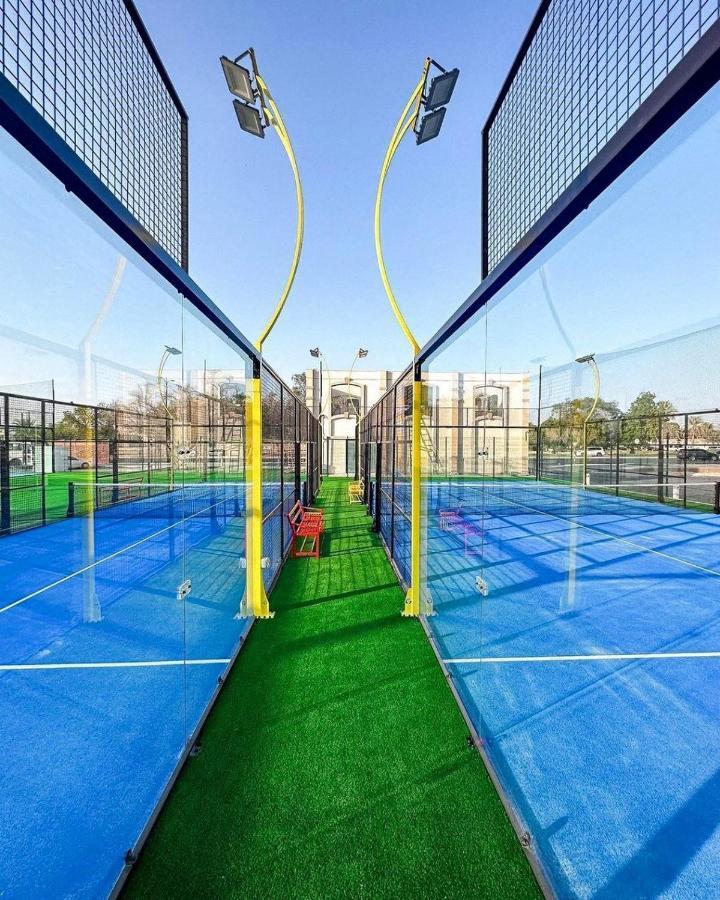 Al Ain Rotana Otel Dış mekan fotoğraf A paddle tennis court
