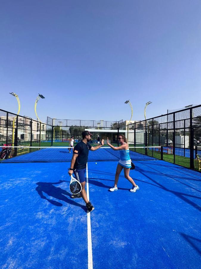 Al Ain Rotana Otel Dış mekan fotoğraf A paddle tennis court