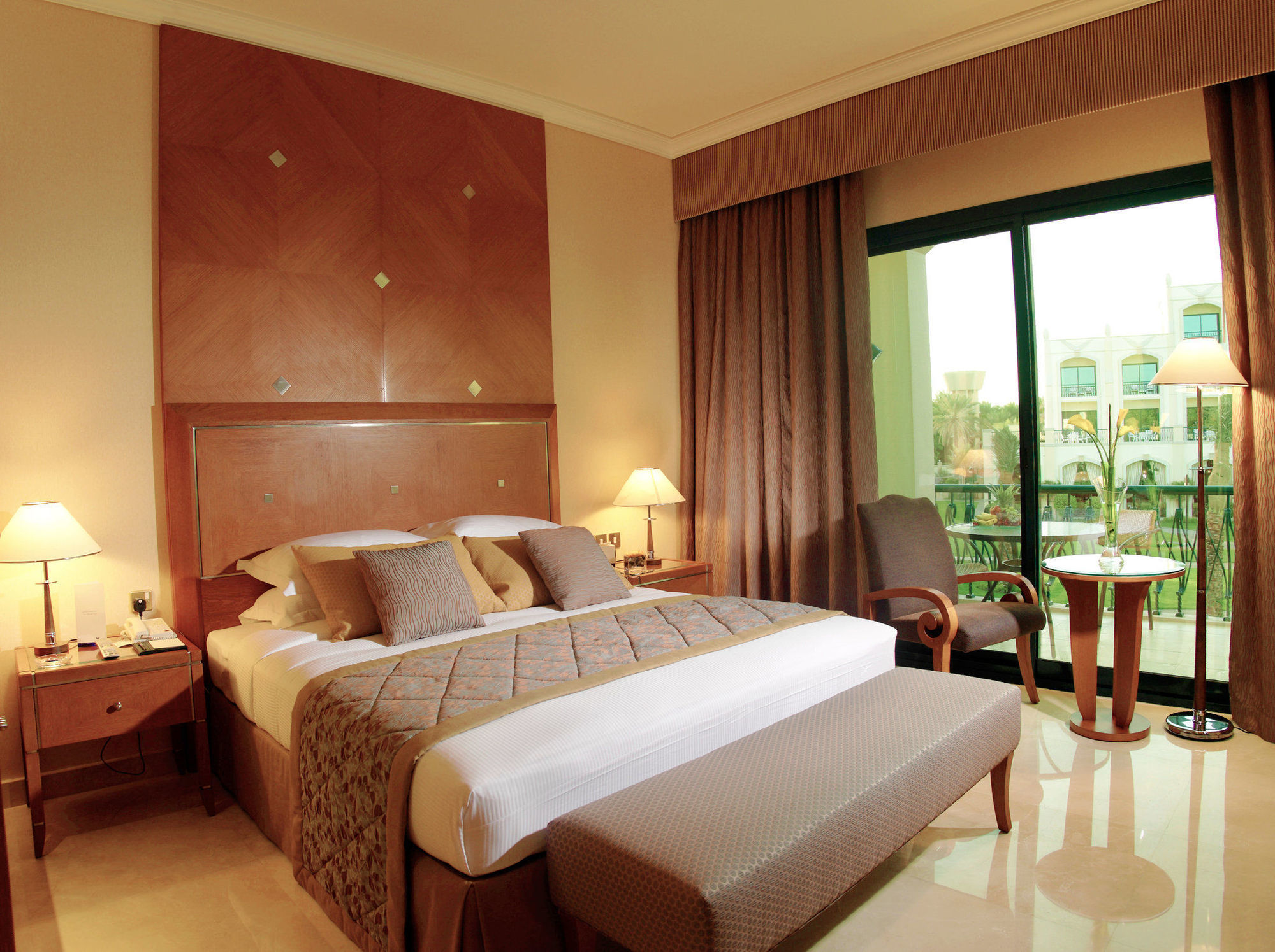 Al Ain Rotana Otel Dış mekan fotoğraf A bedroom at the hotel