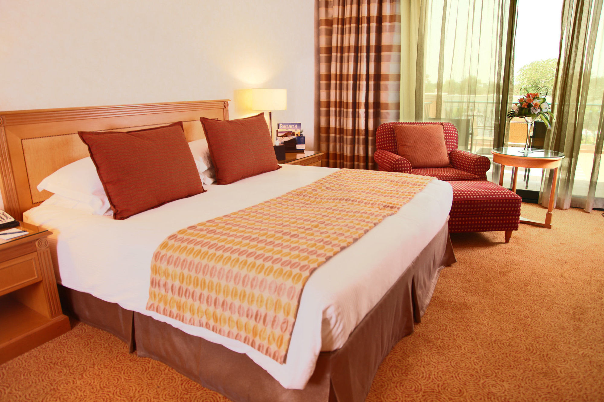 Al Ain Rotana Otel Oda fotoğraf A guest room at the hotel