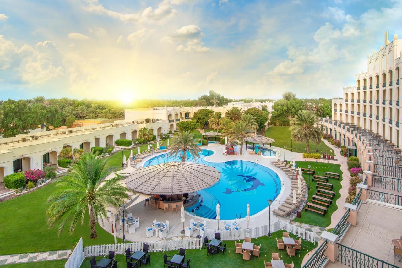 Al Ain Rotana Otel Dış mekan fotoğraf The pool at the resort