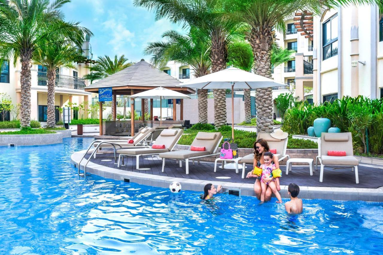 Al Ain Rotana Otel Dış mekan fotoğraf The swimming pool at the resort