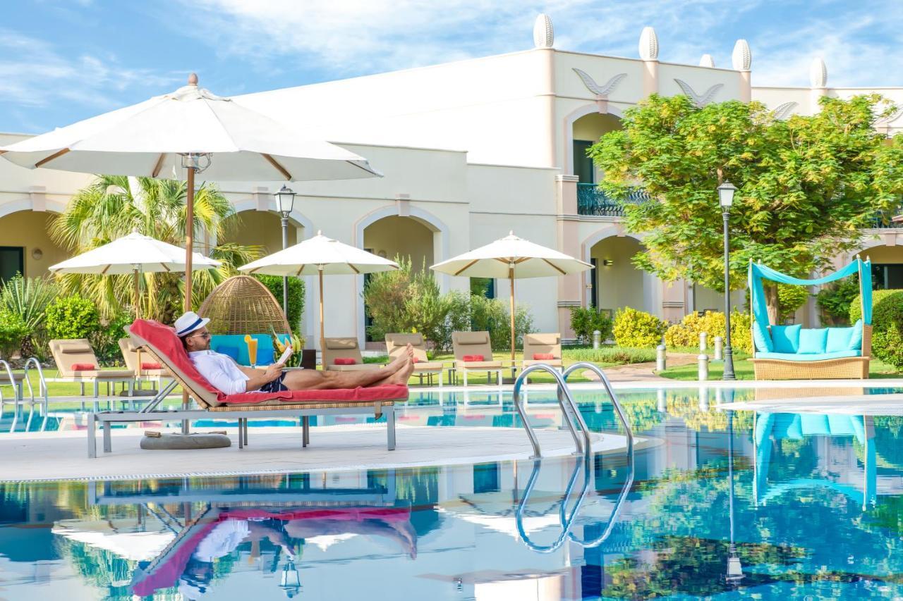 Al Ain Rotana Otel Dış mekan fotoğraf The swimming pool at the hotel