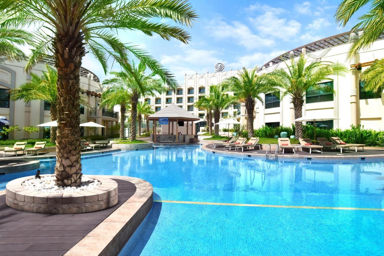 Al Ain Rotana Otel Dış mekan fotoğraf The swimming pool at the hotel